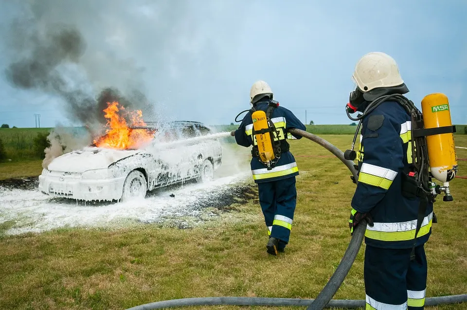 This image has an empty alt attribute; its file name is firefighter-484540_960_720.jpg